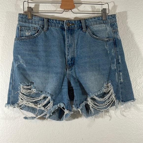 FASHION NOVA DISTRESSED DENIM JEANS SHORTS WITH POCKETS Size Large - Picture 1 of 4